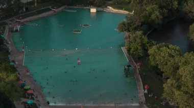 Naperville USA şehir merkezindeki havuzun görüntüsü. - Evet. Yüksek kalite 4k görüntü