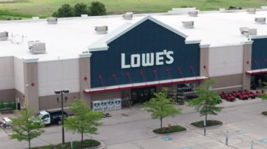 Amerikan perakende mağazası Lowes Home and Garden 'ın havadan çekim görüntüleri. Naperville IL.USA 28 Temmuz 2023. Yüksek kalite 4k görüntü