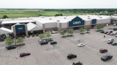 Amerikan perakende mağazası Lowes Home and Garden 'ın geniş hava görüntüsü. Naperville IL.USA 28 Temmuz 2023. Yüksek kalite 4k görüntü