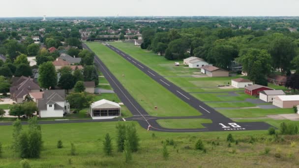 郊区航空俱乐部机场大楼和机场的空中景观 高质量的4K镜头 — 图库视频影像