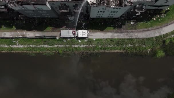 Широкий Дрон Над Выстрелом Крыши Поврежденной Квартиры После Пожара Высококачественные — стоковое видео