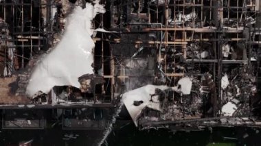 Yangından sonra hasarlı dairenin çatısının drone görüntüsünün üzerinde. Yüksek kalite 4k görüntü