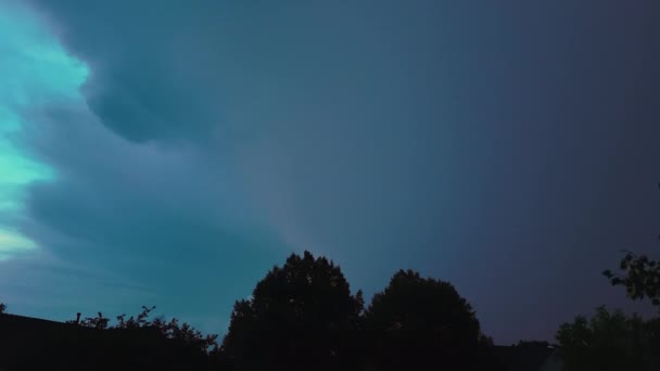 Θορυβώδη Σύννεφα Που Σχηματίζονται Στο Ζοφερό Ουρανό Πριν Από Έντονες — Αρχείο Βίντεο