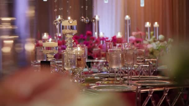 Luxury Restaurant Banketttisch Aufgedeckt Serviert Geschirr Und Besteck Kamerafahrt Verschieben — Stockvideo