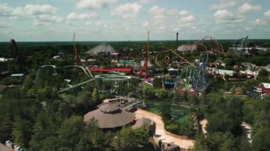 Chicago 'daki Six Flags Park' ta lunapark hız trenleri, geniş görüntüler. Şikago İl. 20 Haziran 2023. Yüksek kalite 4k görüntü