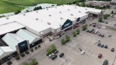 Amerikan perakende mağazası Lowes Home and Garden 'ın geniş açılı görüntüsü. Naperville IL.USA 28 Temmuz 2023. Yüksek kalite 4k görüntü
