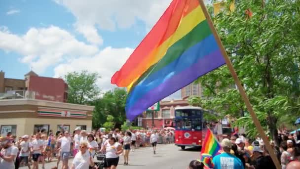 Rainbow Flag Gente Desfile Del Orgullo Disparo Cámara Lenta Chicago — Vídeo de stock