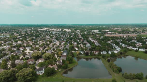 在无人机上方俯瞰城市附近的住宅和庭院 房地产枪击案高质量的4K镜头 — 图库视频影像