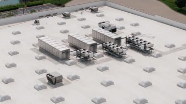 Çatıda büyük endüstriyel klima sistemi var. Geniş açı. Yüksek kalite 4k görüntü