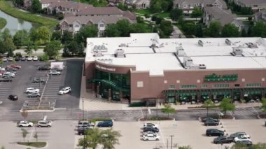 Güneşli bir günde Whole Foods Market tabelasının hava görüntüsü. Naperville IL.USA 28 Temmuz 2023. Yüksek kalite 4k görüntü