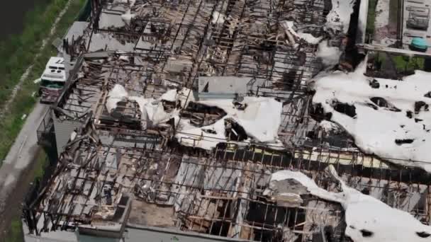 Nad Drone Široký Záběr Střechy Poškozeného Bytu Spálení Požárem Hasičským — Stock video