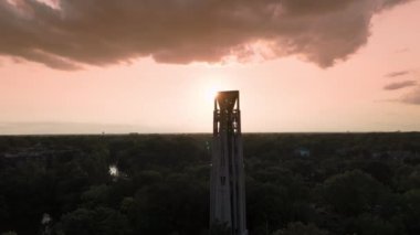 Naperville USA şehir merkezinin insansız hava aracı görüntüsü. - Evet. Yüksek kalite 4k görüntü