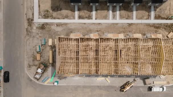Preparação Para Construção Casa Moldura Madeira Local Construção Família Tiro — Vídeo de Stock