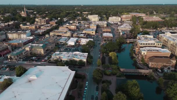 Drone Amplia Toma Distrito Urbano Residencial Centro Naperville Estados Unidos — Vídeos de Stock