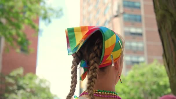 Nahaufnahme Bunte Menschen Schauen Bei Der Pride Parade Zeitlupe Chicago — Stockvideo