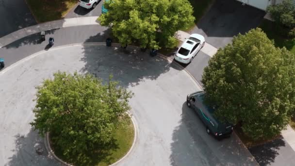 アマゾンプライム配達トラック 郊外の地元の通りの駐車場で ナポリの航空ショットIl アメリカ 2023年7月1日 高品質の4K映像 — ストック動画