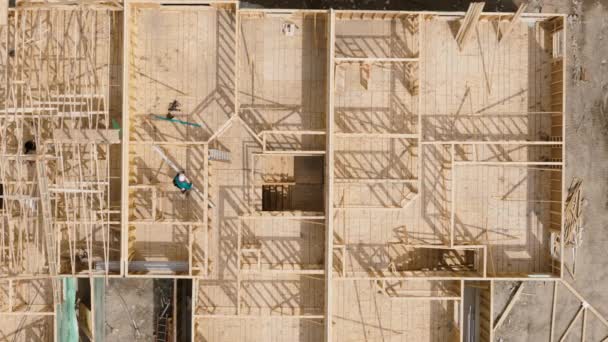 家を建てる準備をする 家族の建設現場の木製フレーム 日時のショット 上空からの眺め 高品質の4K映像 — ストック動画
