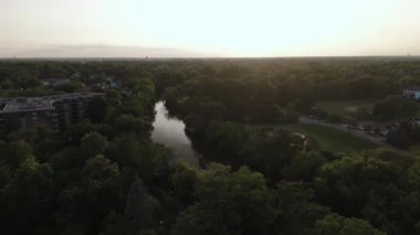 Naperville USA şehir merkezindeki yerleşim bölgesinin geniş bir görüntüsü. Gün batımı zamanı. Yüksek kalite 4k görüntü