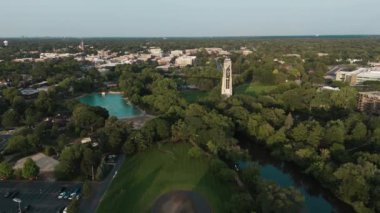 Naperville USA şehir merkezindeki yerleşim bölgesinin hava manzarası. - Evet. Yüksek kalite 4k görüntü