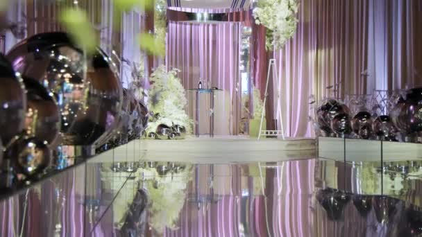 婚宴上装饰花卉拱门 移动相机镜头 高质量的4K镜头 — 图库视频影像
