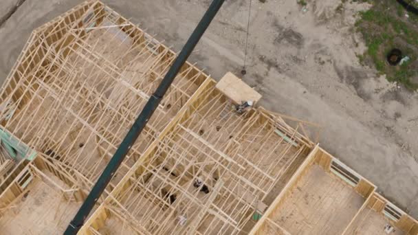 准备建造房屋 家庭建筑工地的木制框架 空中俯瞰 高质量的4K镜头 — 图库视频影像