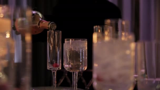 Der Kellner Gießt Die Alkoholischen Getränke Beim Bankett Die Gläser — Stockvideo