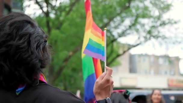 Pessoas Seguram Bandeira Pessoas Desfile Orgulho Chicago Eua Jun 2023 — Vídeo de Stock