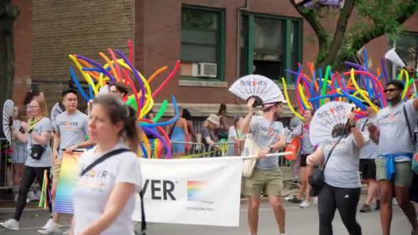 Descubre Grupo Gente Desfile Del Orgullo Mirando Desfile Chicago Estados — Vídeos de Stock