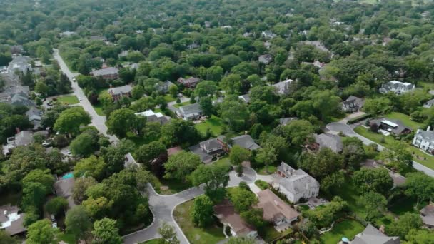 Πάνω Από Drone Κατοικίες Προάστιο Κοντά Στην Πόλη Κτηματομεσιτική Άποψη — Αρχείο Βίντεο