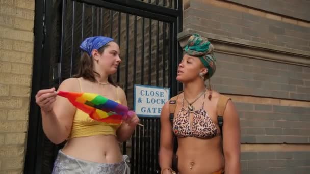 Menschen Bei Der Pride Parade Mit Fahnen Die Sich Die — Stockvideo