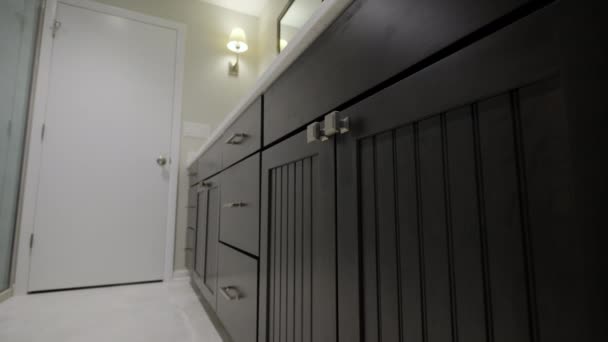 Modernes Gefliestes Badezimmer Mit Dusche Hause Immobilien Interieur Kamerafahrt Verschieben — Stockvideo