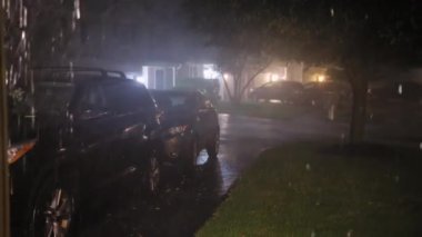 Şiddetli yağmur, aile evlerinin yakınındaki sokağa yağıyor. Fırtına günü. Sert fırtına. Yüksek kalite 4k görüntü