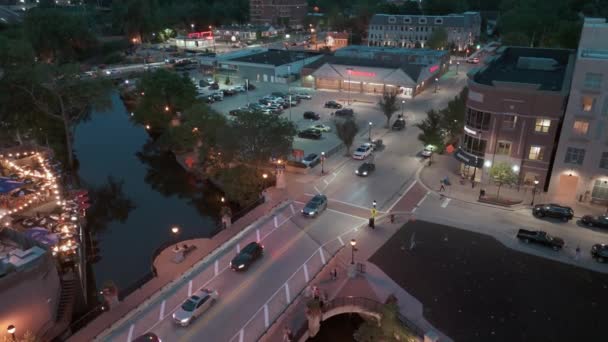 Large Drone Shot Element Downtown Naperville Evening Time Magasin Walgreens — Video