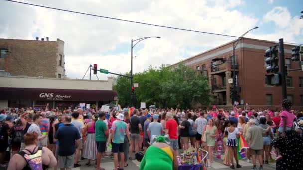 Mensen Bij Trotse Parade Kijkend Naar Parade Brede Beelden Chicago — Stockvideo