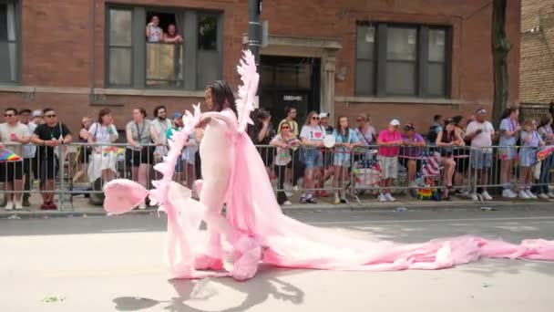 Folk Til Stolthedsparaden Kigger Paraden Bredt Redaktionelt Billede Chicago Usa – Stock-video