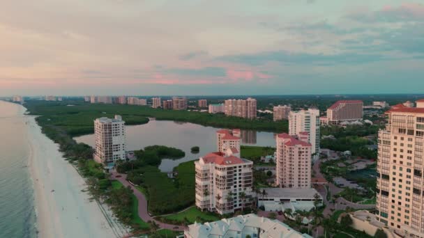 Brett Flygfoto Byggnaderna Staden Neapel Florida Vid Solnedgången Högkvalitativ Film — Stockvideo