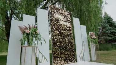 Sequins 'deki doğum günün kutlu olsun, parlak çocuk. Geniş açı. Kamerayı çek. Yüksek kalite 4k görüntü