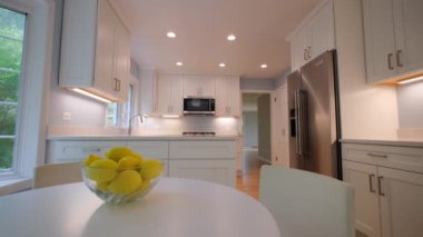 Yenilenmiş bir evde Modern Yeni Mutfak İç Tasarımının elementleri, geniş kamera görüntülerini taşıyor. Yüksek kalite 4k görüntü