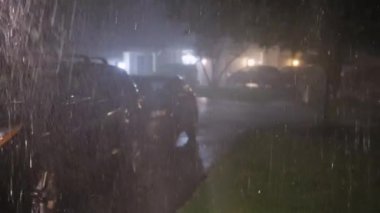 Şiddetli yağmur, aile evlerinin yakınındaki sokağa yağıyor. Fırtına günü. Sert fırtına gecesi. Yüksek kalite 4k görüntü