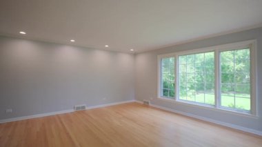 Modern evdeki beyaz duvar. Evin içi boş, geniş kamera görüntüsü var. Yüksek kalite 4k görüntü