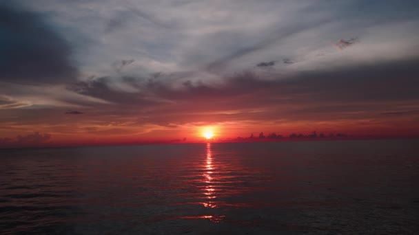 ドラマチックな海の日没 空を燃やし 黄金の波を輝かせる オーシャンビーチサンセット ワイドドローンショット 高品質の4K映像 — ストック動画