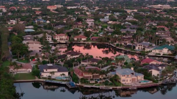 시간에 나폴리 플로리다의 도시에서 베이와 건물의 항공기 고품질 — 비디오