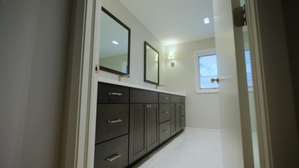 Modernes Gefliestes Badezimmer Mit Dusche Hause Immobilien Interieur Breites Kameramaterial — Stockvideo