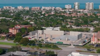 Depo inşaatı. Işık göstergesi çerçevesinde sanayi binası. Geniş çaplı İHA çekimi. Florida mı? Geniş açı. Yüksek kalite 4k görüntü