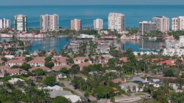Napoli 'deki evlerin zoom görüntüsü. Florida 'nın lüks mahalleleri. Gayrimenkul işi. Yüksek kalite 4k görüntü