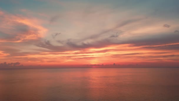 Драматический Многоцветный Океан Заката Горящие Небеса Сияющие Золотые Волны Закаты — стоковое видео