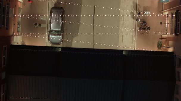 レトロランタン付きのストリート ナイトタイム 上空からの射撃 高品質の4K映像 — ストック動画
