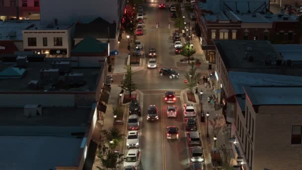 Nocna Ulica Mieście Samochody Ludzie Poruszają Się Drodze Strzał Drona — Wideo stockowe