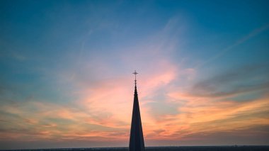 Gün doğumunda, günbatımında haçın silueti ve kilise çan kulesi. Yüksek kalite fotoğraf