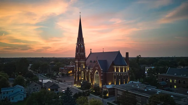 Gün Batımında Banliyöde Büyük Bir Katolik Kilisesi Hava Görüntüsü Yüksek — Stok fotoğraf